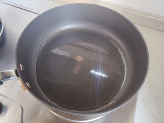 7、萝卜肉丸汤,起油锅，油比平时炒菜稍微少一点点