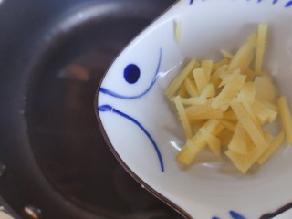 8、萝卜肉丸汤,待油热，下姜丝