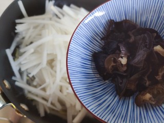 11、萝卜肉丸汤,加入木耳