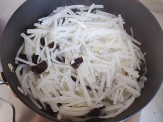 12、萝卜肉丸汤,翻炒至萝卜丝稍稍变软，体积变小