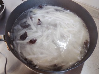 13、萝卜肉丸汤,加适量清水，适量的意思是有多少人食用就加多少