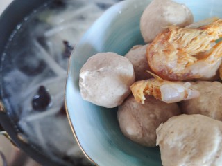 14、萝卜肉丸汤,大火烧开之后，加入肉丸子和虾干