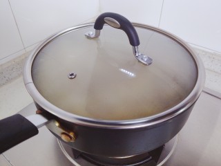 15、萝卜肉丸汤,盖上锅盖，转小火，焖煮8-10分钟