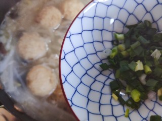 19、萝卜肉丸汤,加入小葱，搅拌均匀，即可