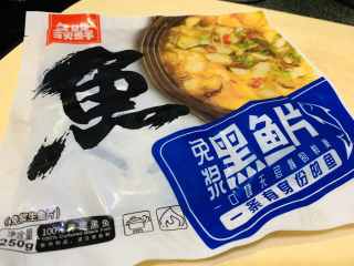 1、番茄黑鱼片,购买黑鱼片一袋,已经切片好的,非常方便;