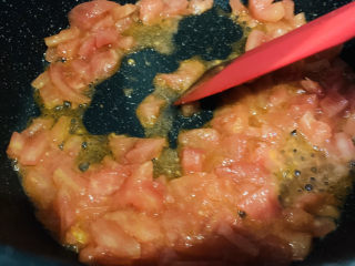 4、番茄黑鱼片,倒入番茄,中火炒出浓汁;