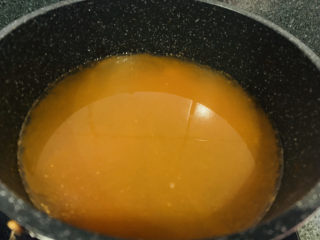 7、番茄黑鱼片,加入适量清水;