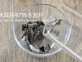 1、一学就会的“鱼香肉丝”做法,黑木耳用40°热水泡开