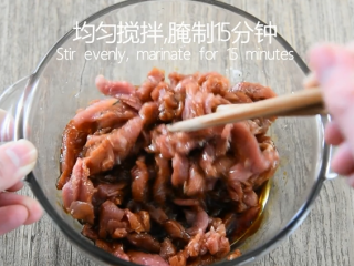 3、一学就会的“鱼香肉丝”做法,拌匀后腌制15分钟