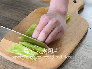 5、一学就会的“鱼香肉丝”做法,莴笋去皮切片