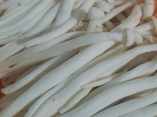 1、海鲜菇肉丸汤,海鲜菇洗干净