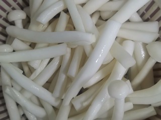 2、海鲜菇肉丸汤,中间切一刀