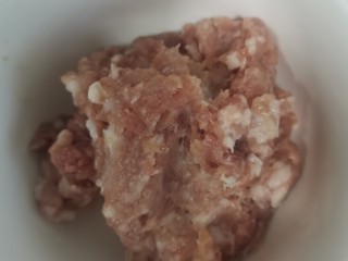 3、海鲜菇肉丸汤,肉馅放入碗中