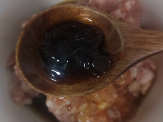 6、海鲜菇肉丸汤,加入耗油
