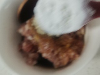 8、海鲜菇肉丸汤,加入淀粉