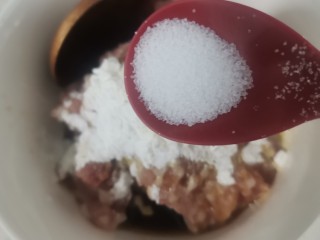 9、海鲜菇肉丸汤,加盐