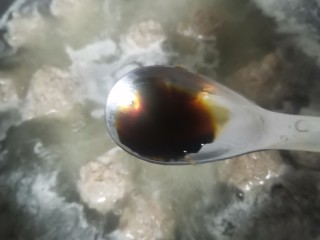 12、海鲜菇肉丸汤,丸子定型5分熟加入酱油