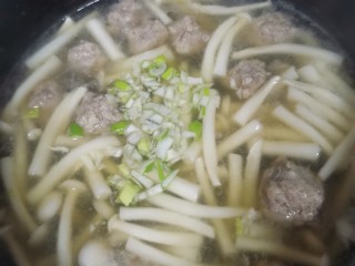 15、海鲜菇肉丸汤,撒上葱花