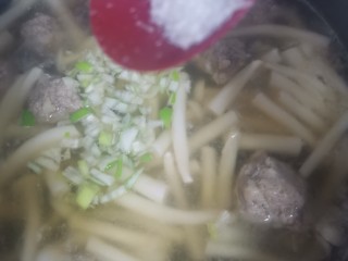 16、海鲜菇肉丸汤,加入味精