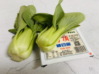 1、油菜豆腐,准备好食材