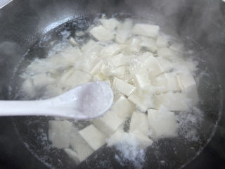 13、油菜豆腐,加入适量盐,烧开