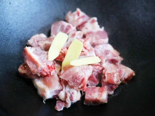 4、莲藕排骨汤,加三片姜，一勺料酒。