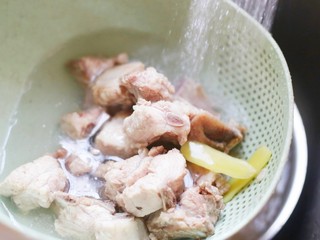 6、莲藕排骨汤,净水洗净沥干备用。