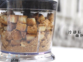 2、鸡米花,冷却后打碎成面包碎。