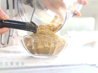 3、鸡米花,打碎的面包碎也就是面包糠。一次用不完的话，密封保存起来下次一样可以用。