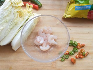 1、虾滑娃娃菜,准备好食材。