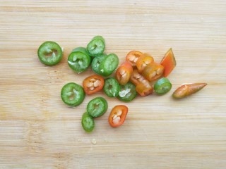 3、虾滑娃娃菜,杭椒切段。