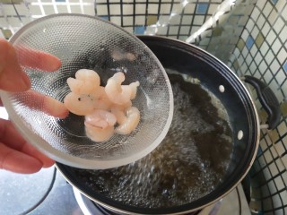 7、虾滑娃娃菜,放入虾仁焯熟。一