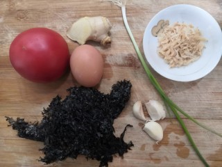 1、紫菜虾皮汤,准备好,所有食材