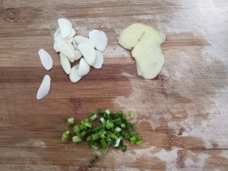 4、紫菜虾皮汤,蒜姜,洗干净,切片;小葱,洗干净,切小丁,备用