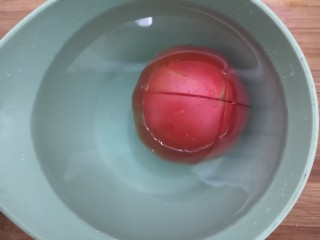 6、紫菜虾皮汤,把番茄,放入开水中,浸泡1分钟