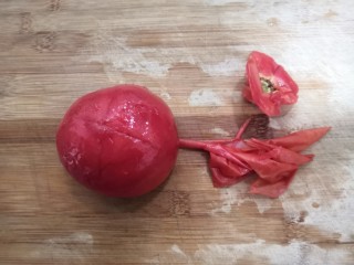 7、紫菜虾皮汤,1分钟后,把番茄捞出,撕去表皮,挖出顶部