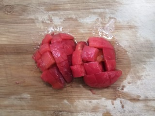 8、紫菜虾皮汤,把番茄,切成小块,备用