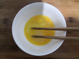 9、紫菜虾皮汤,鸡蛋磕入碗中,用筷子搅拌均匀,备用