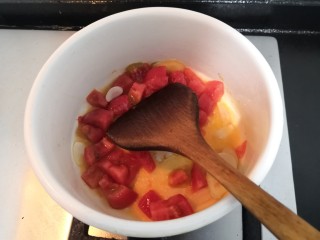 13、紫菜虾皮汤,把番茄块,翻炒出汁