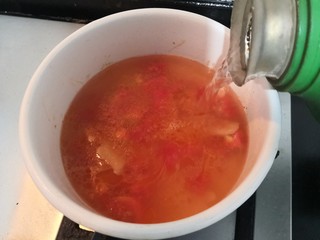 14、紫菜虾皮汤,加入开水600克