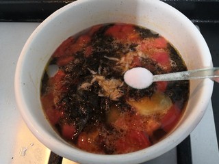 17、紫菜虾皮汤,加入盐