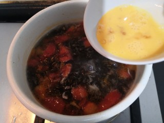 19、紫菜虾皮汤,再次煮开,倒入鸡蛋液