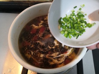 21、紫菜虾皮汤,关小火,加入小葱