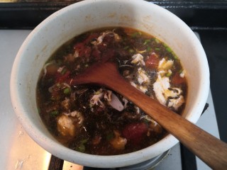 23、紫菜虾皮汤,搅拌均匀后,关火