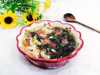 24、紫菜虾皮汤,盛出上桌