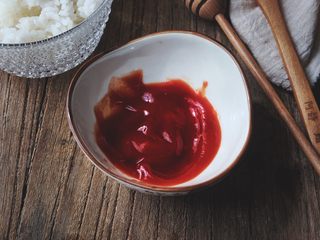 4、简单快手零失败的 番茄蛋包饭,碗内倒入小半碗番茄酱