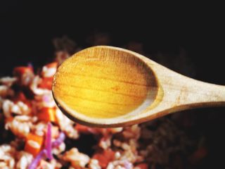 14、简单快手零失败的 番茄蛋包饭,加入一勺油