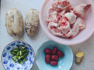 1、莲藕猪蹄汤,首先我们准备好所有食材