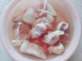 2、莲藕猪蹄汤,猪蹄买回来之后用清水浸泡出血水