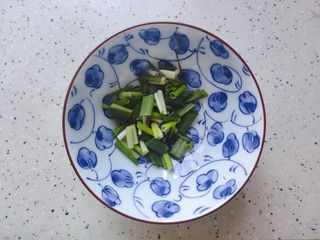 3、莲藕猪蹄汤,小葱我事先已经洗净切碎了